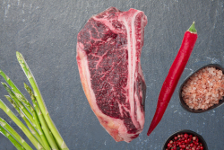 Quelle: AdobeStock #491846869 Pinzgauer Naturland Dry Aged Clubsteak roh